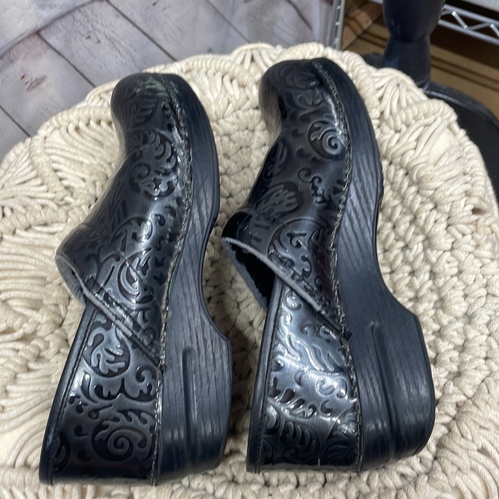 Dansko slip on black embossed print leather size 40 shoes - Picture 4 of 9